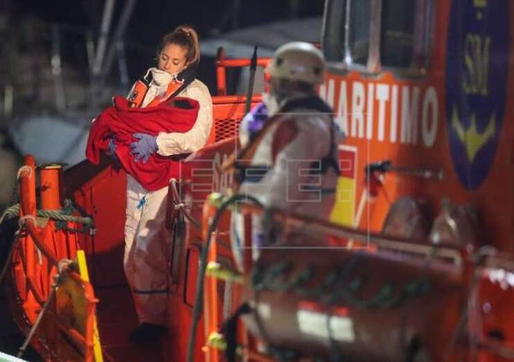 Imagen de archivo del desembarco en el muelle de Arguineguín de un bebé (Foto EFE / Elvira Urquijo A.)